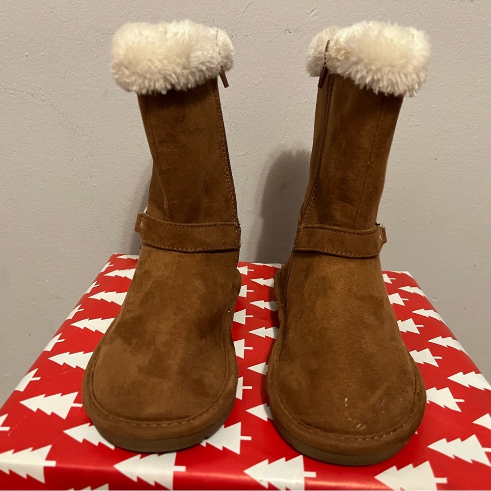Cozy Brown Suede Boots with Cream Fur Trim